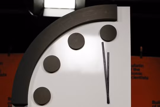 Đồng hồ Ngày tận thế chỉ còn 85 giây là tới nửa đêm, phản ánh mức độ nguy hiểm tăng cao. Ảnh: Getty.