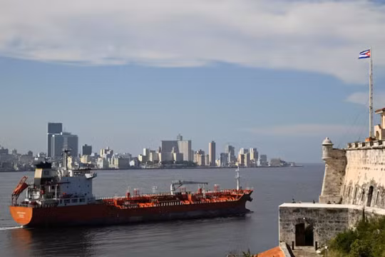 Tàu chở dầu và hóa chất Ocean Mariner mang cờ Liberia đi qua vịnh Havana ngày 11/1, trong bối cảnh căng thẳng giữa Mỹ và Cuba leo thang. Ảnh: Reuters.