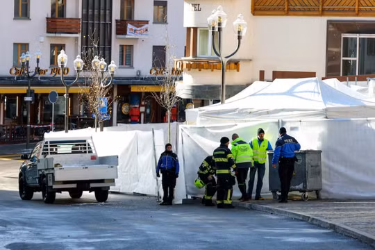 Lực lượng cứu hộ đang làm việc tại hiện trường vụ nổ và hỏa hoạn tại quán bar "Le Constellation", nơi nhiều người thiệt mạng và bị thương sau một vụ nổ xảy ra trong bữa tiệc đêm giao thừa tại khu nghỉ dưỡng trượt tuyết cao cấp Crans-Montana ở tây nam Thụy Sĩ, ngày 1/1. Ảnh: Reuters.