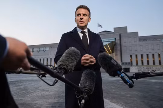 Tổng thống Pháp Emmanuel Macron tại Đài tưởng niệm Chiến tranh Triều Tiên ở Seoul, Hàn Quốc. Ảnh: AFP.