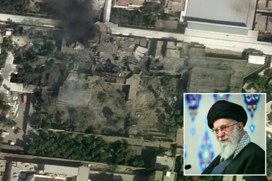 Lãnh tụ tối cao Iran Ayatollah Ali Khamenei và khu phức hợp bị tàn phá sau đòn không kích của Mỹ nhằm vào Tehran. Ảnh: NYPost.