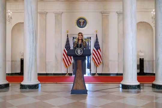 Đệ nhất phu nhân Mỹ Melania Trump phát biểu tại Sảnh lớn của Nhà Trắng vào ngày 9/4. Ảnh: Getty.