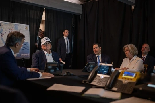 Tổng thống Mỹ Donald Trump theo dõi các hoạt động quân sự của Mỹ chống lại Iran, ngày 28/2. Ảnh: X.