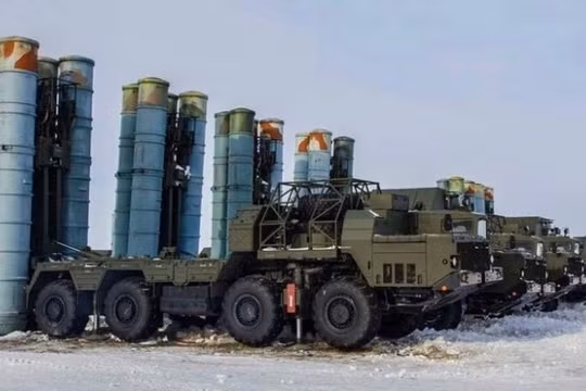 Phương tiện phóng tên lửa đất đối không thuộc hệ thống phòng không S-400. Ảnh: MW.
