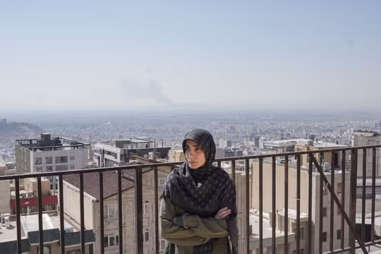 Asal, một nhà thiết kế thời trang 35 tuổi điều hành xưởng riêng, cho biết bà lo lắng về tương lai và công việc, nhưng vẫn quyết định ở lại Tehran. Ảnh: Guardian.