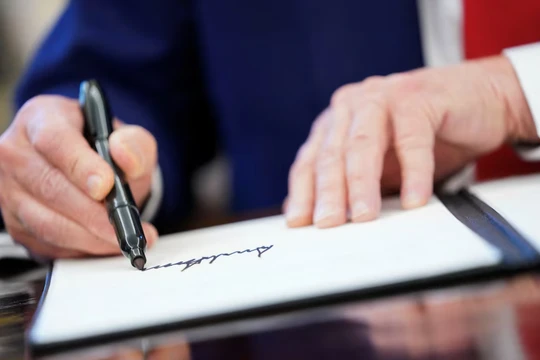 Tổng thống Mỹ Donald Trump ký tên khi ông duyệt các sắc lệnh và tuyên bố hành pháp tại Phòng Bầu dục ở Nhà Trắng, Washington, D.C., Mỹ ngày 9/4/2025. Ảnh: Reuters.