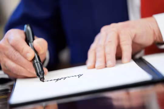 Tổng thống Mỹ Donald Trump ký tên khi ông duyệt các sắc lệnh và tuyên bố hành pháp tại Phòng Bầu dục ở Nhà Trắng, Washington, D.C., Mỹ ngày 9/4/2025. Ảnh: Reuters.