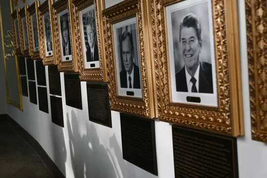 Những bức chân dung kèm theo các tấm biển chú thích mới trên Đại lộ Danh vọng Tổng thống ở khu vực hành lang của Nhà Trắng, ngày 17/12. Ảnh: AFP.