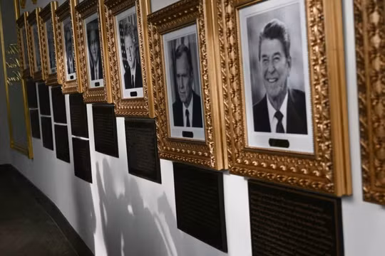 Những bức chân dung kèm theo các tấm biển chú thích mới trên Đại lộ Danh vọng Tổng thống ở khu vực hành lang của Nhà Trắng, ngày 17/12. Ảnh: AFP.