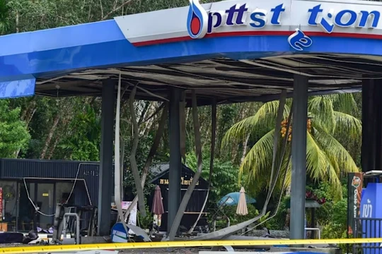 Hậu quả vụ đánh bom tại trạm xăng PTT ở tỉnh Narathiwat, miền Nam Thái Lan ngày 11/1. Ảnh: AFP.