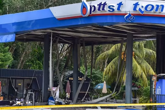 Hậu quả vụ đánh bom tại trạm xăng PTT ở tỉnh Narathiwat, miền Nam Thái Lan ngày 11/1. Ảnh: AFP.