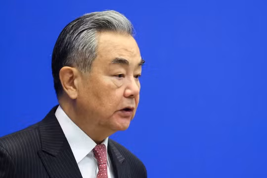 Bộ trưởng Ngoại giao Trung Quốc Vương Nghị phát biểu tại lễ khai mạc Diễn đàn Lanting ở Bắc Kinh, Trung Quốc, ngày 27/10/2025. Ảnh: Reuters.