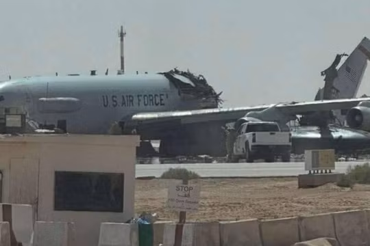 Máy bay E-3 của Không quân Mỹ bị phá hủy tại căn cứ không quân Prince Sultan, Arab Saudi. Ảnh: MW.