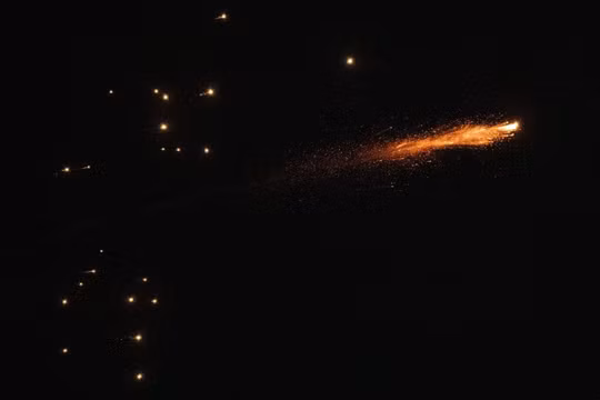 Mảnh vỡ tên lửa rơi xuống sau khi hệ thống phòng không Israel phóng tên lửa đánh chặn trên bầu trời Tel Aviv, Israel hôm 1/3. Ảnh: Xinhua.