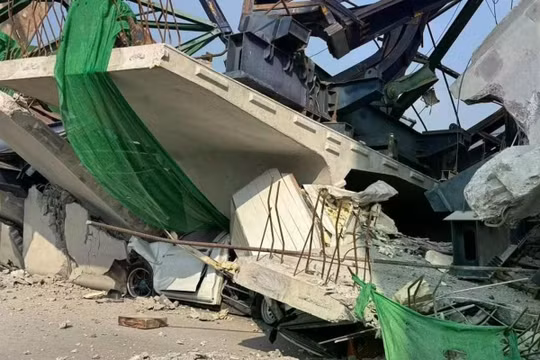 Một chiếc ô tô bẹp dúm nằm giữa đống đổ nát sau khi một cần cẩu sập tại công trình đường cao tốc Rama II đang thi công, hôm 15/1. Ảnh: Xinhua.