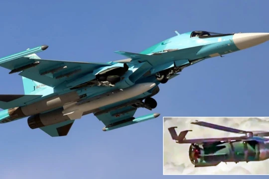 Máy bay Su-34 và bom lượn FAB-3000 đang bay. Ảnh: MW.