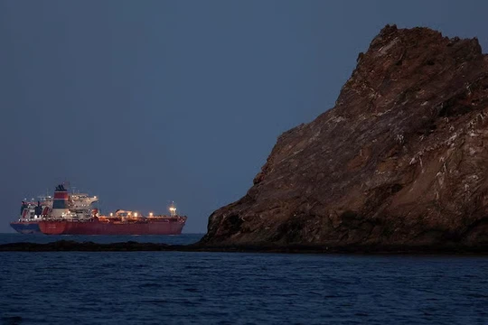 Một con tàu chở hàng di chuyển qua eo biển Hormuz. Ảnh: Reuters.