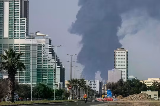 Khói bốc lên từ hướng một cơ sở năng lượng ở tiểu vương quốc Fujairah thuộc vùng Vịnh vào ngày 14/3. Ảnh: AFP.