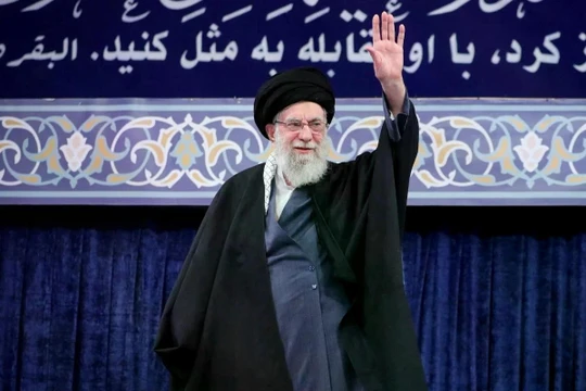 Lãnh đạo tối cao của Iran, ông Ali Khamenei, vẫy tay trong một cuộc họp ở Tehran hôm 17/2. Ảnh: Reuters.