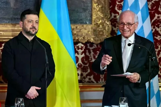 Tổng thống Ukraine Volodymyr Zelensky (trái) và Chủ tịch Hội nghị An ninh Munich Wolfgang Ischinger tham dự lễ trao giải thưởng Ewald von Kleist bên lề Hội nghị An ninh Munich lần thứ 62 (MSC). Giải thưởng năm nay được trao cho người dân Ukraine. Ảnh: DPA.