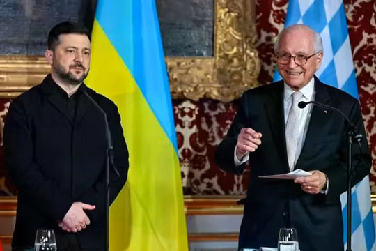 Tổng thống Ukraine Volodymyr Zelensky (trái) và Chủ tịch Hội nghị An ninh Munich Wolfgang Ischinger tham dự lễ trao giải thưởng Ewald von Kleist bên lề Hội nghị An ninh Munich lần thứ 62 (MSC). Giải thưởng năm nay được trao cho người dân Ukraine. Ảnh: DPA.