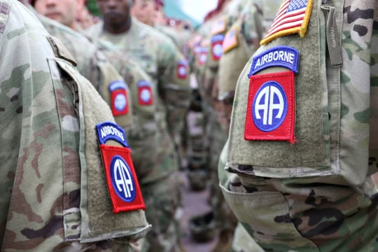 Các binh sĩ thuộc Sư đoàn Dù tinh nhuệ 82 đứng thành hàng tại quảng trường thị trấn Sainte Mere Eglise, Pháp, vào tháng 6/2019. Ảnh: CNN.