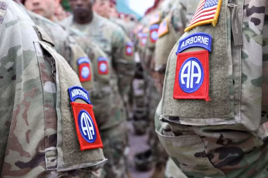 Các binh sĩ thuộc Sư đoàn Dù tinh nhuệ 82 đứng thành hàng tại quảng trường thị trấn Sainte Mere Eglise, Pháp, vào tháng 6/2019. Ảnh: CNN.