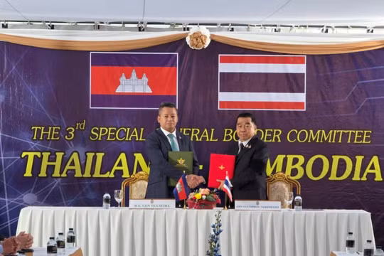 Bộ trưởng Quốc phòng Campuchia Tea Seiha và Bộ trưởng Quốc phòng Thái Lan Natthaphon Narkphanit chụp ảnh cùng các tài liệu trong cuộc họp đặc biệt của Ủy ban Biên giới chung (GBC) tại một trạm kiểm soát biên giới, thuộc tỉnh Chanthaburi, Thái Lan, ngày 27/12. Ảnh: Reuters.