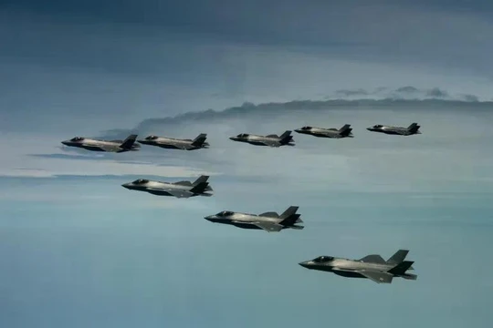 Máy bay F-35 Lightning II của Không quân Mỹ bay sát bên cạnh các máy bay F-35 của Hàn Quốc trong một cuộc tập trận trên Biển Hoàng Hải. Ảnh: Reuters.