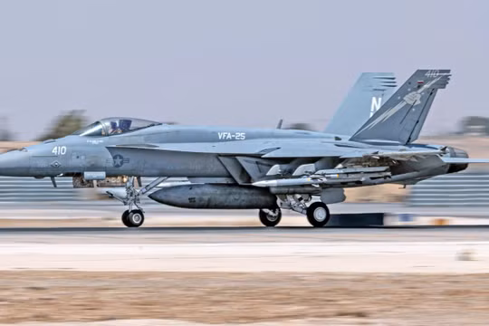 Máy bay F-18E Super Hornet của Hải quân Mỹ tại Căn cứ Không quân Muwaffaq Salti, Jordan, thuộc Phi đội Chiến đấu Cơ 25. Ảnh: MW.