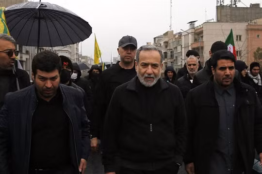 Ngoại trưởng Iran Abbas Araghchi (giữa) tham gia cuộc tuần hành truyền thống nhân Ngày Quds tại thủ đô Tehran vào ngày 13/3. Ảnh: Getty.