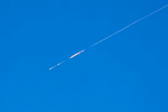 Một vật thể phóng từ Iran đang hướng về phía Israel, trong bối cảnh xung đột giữa Mỹ và Israel với Iran, được nhìn thấy từ Ramallah, thuộc khu Bờ Tây do Israel chiếm đóng. Ảnh: Reuters.