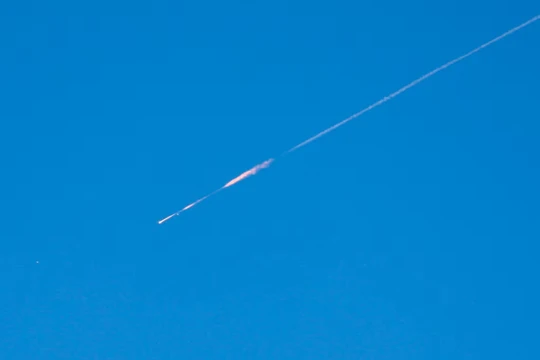 Một vật thể phóng từ Iran đang hướng về phía Israel, trong bối cảnh xung đột giữa Mỹ và Israel với Iran, được nhìn thấy từ Ramallah, thuộc khu Bờ Tây do Israel chiếm đóng. Ảnh: Reuters.