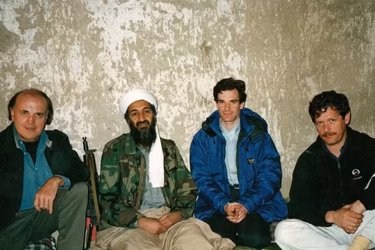 Từ trái sang: Peter Arnett, Osama bin Laden, Peter Bergen và quay phim Peter Jouvenal chụp ảnh chung vào năm 1997. Ảnh: CNN.