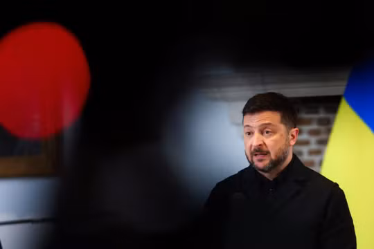 Tổng thống Ukraine Volodymyr Zelensky tham dự cuộc họp báo cùng Thủ tướng Hà Lan Rob Jetten tại một sự kiện ở Middelburg, Hà Lan, ngày 16/4. Ảnh: Reuters.