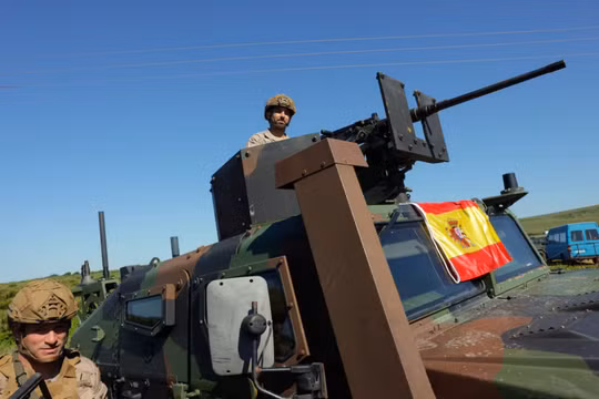 Các binh sĩ Tây Ban Nha tham gia cuộc tập trận Dynamic Mariner 25, một cuộc tập trận có sự tham gia của lực lượng hải quân từ nhiều nước thành viên NATO, tại bãi biển Retin, thuộc Đại Tây Dương, ở Barbate, Tây Ban Nha ngày 28/3/2025. Ảnh: Reuters.