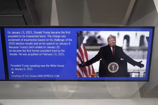 Hình ảnh Tổng thống Mỹ Donald Trump liên quan đến lần luận tội thứ hai của ông được trưng bày tại Bảo tàng Lịch sử Quốc gia Smithsonian ở Washington, D.C., Mỹ, ngày 25/7. Ảnh: Reuters.