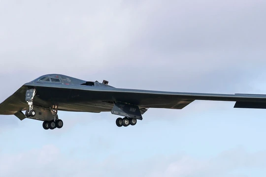 Hình ảnh một máy bay ném bom tàng hình B-2 của Mỹ đang bay. Ảnh: Getty.