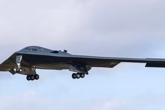 Hình ảnh một máy bay ném bom tàng hình B-2 của Mỹ đang bay. Ảnh: Getty.