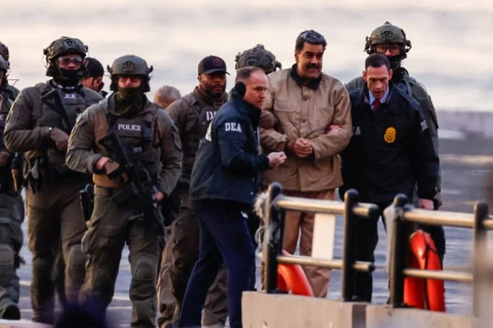 Ông Nicolas Maduro, người vừa bị bắt giữ, đã đến sân bay trực thăng ở Manhattan, trên đường đến Tòa án Liên bang Daniel Patrick Manhattan để trình diện lần đầu trước các cáo buộc liên bang của Mỹ, tại thành phố New York NGÀY 5/1. Ảnh: Reuters.
