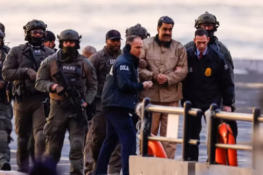 Ông Nicolas Maduro, người vừa bị bắt giữ, đã đến sân bay trực thăng ở Manhattan, trên đường đến Tòa án Liên bang Daniel Patrick Manhattan để trình diện lần đầu trước các cáo buộc liên bang của Mỹ, tại thành phố New York NGÀY 5/1. Ảnh: Reuters.