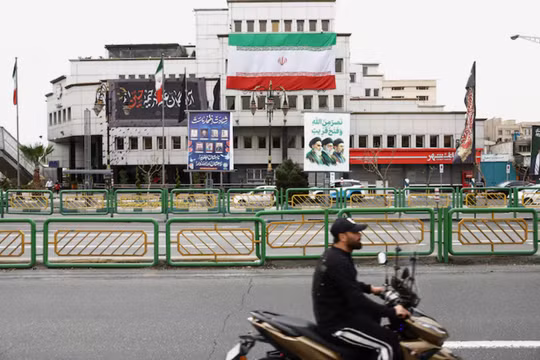 Một biểu ngữ có hình ảnh các cố lãnh tụ tối cao Ayatollah Ruhollah Khomeini, Ayatollah Ali Khamenei và lãnh đạo tối cao mới của Iran, ông Mojtaba Khamenei, trên một con phố ở Tehran, Iran ngày 23/3. Ảnh: Reuters.