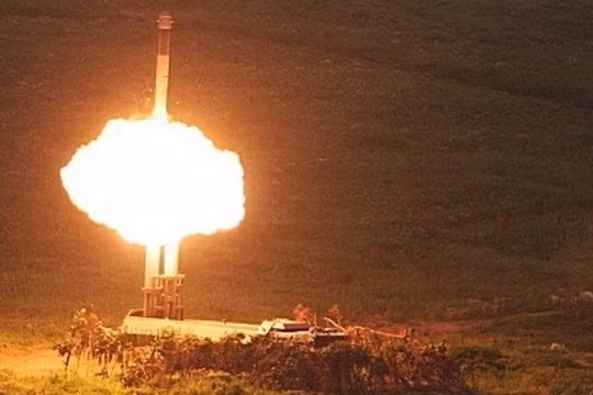 Cảnh phóng tên lửa hành trình chống hạm P-800 từ hệ thống Bastion của Nga. Ảnh: MW.