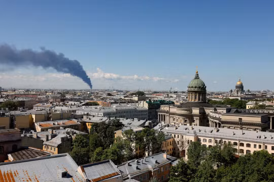Theo chính quyền địa phương, khói dày đặc bốc lên sau khi máy bay không người lái của Ukraine tấn công các cơ sở hạ tầng tại St Petersburg, Nga, ngày 3/6. Ảnh: Reuters.