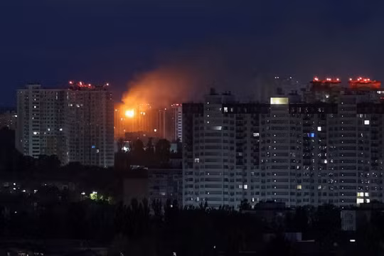 Nhiều khu vực thủ đô Kiev mất điện sau đòn tấn công tên lửa ồ ạt. Ảnh: Reuters.