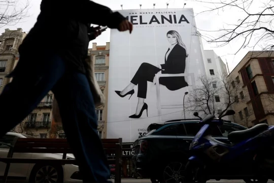 Hình ảnh bảng quảng cáo cho bộ phim tài liệu "Melania" có sự tham gia của Đệ nhất phu nhân Melania Trump được chụp vào ngày 22/1 tại Madrid, Tây Ban Nha. Ảnh: AFP.