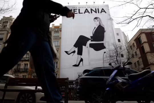Hình ảnh bảng quảng cáo cho bộ phim tài liệu "Melania" có sự tham gia của Đệ nhất phu nhân Melania Trump được chụp vào ngày 22/1 tại Madrid, Tây Ban Nha. Ảnh: AFP.