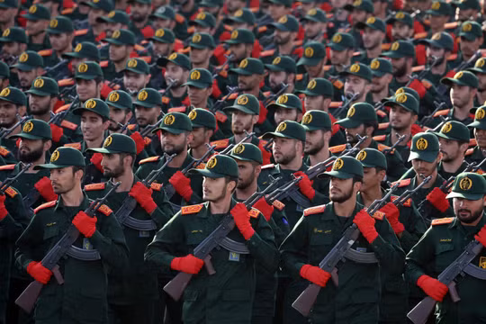 Các thành viên của Lực lượng Vệ binh Cách mạng Hồi giáo Iran trong một cuộc duyệt binh năm 2024. Ảnh: Shutterstock.