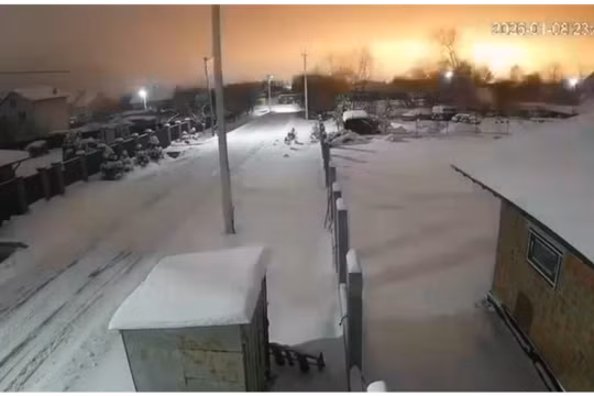 Ảnh cắt từ clip cho thấy vụ nổ được gây ra bởi vụ tấn công bằng tên lửa Oreshnik ở Lviv, Ukraine. Ảnh: RT.