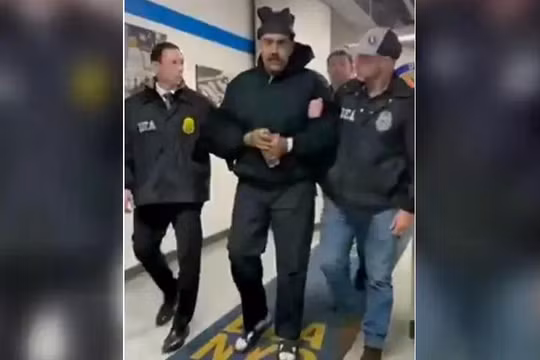 Một đoạn video được đăng tải bởi tài khoản Rapid Response 47 của Nhà Trắng trên X cho thấy Tổng thống Venezuela Nicolas Maduro được dẫn giải vào văn phòng của Cơ quan Phòng chống Ma túy Mỹ (DEA) tại New York. Ảnh: Reuters.